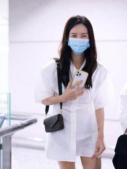 曲线|金晨真是瘦过头，纸片身材穿衬衫玩下衣消失，双腿曲线也太细了