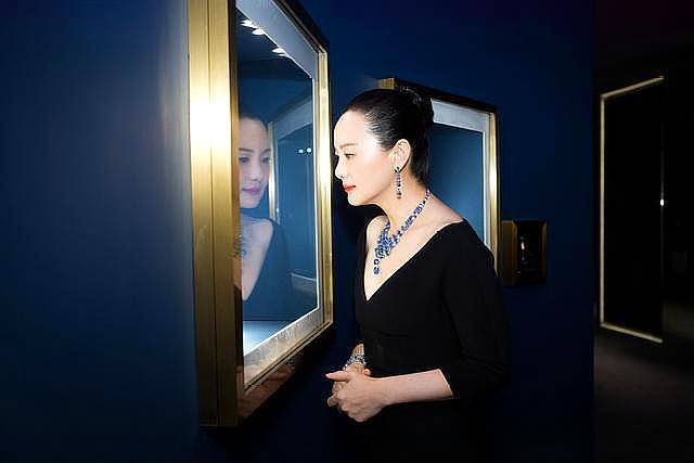 美貌|影后咏梅真会省，“一衣三穿”不仅靠美貌气质，论搭配的重要性