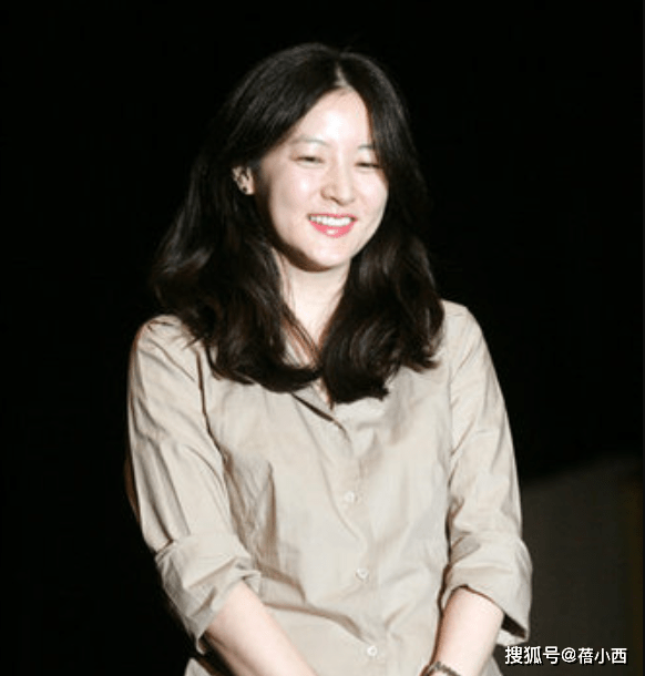 显得|“李英爱”根本无需刻意打扮,简单穿衬衫配锥形裤,就自带高级感