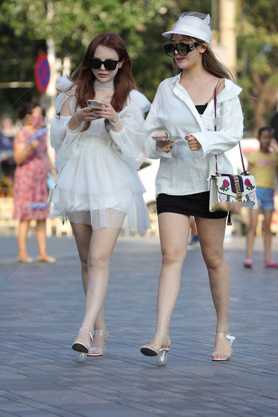 原创街拍:俩闺蜜出街,斑点连衣裙与吊带短裙,知性又优雅谁更好看?