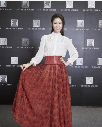 角色|林心如真会扮少女，穿白色拼接连衣裙出席活动，减龄哪像当妈样