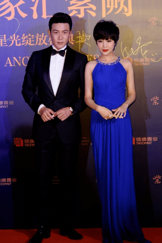 鲍蕾|陆毅带娇妻鲍蕾亮相活动，穿毛绒绒外套搭配修身连衣裙，性感魅力