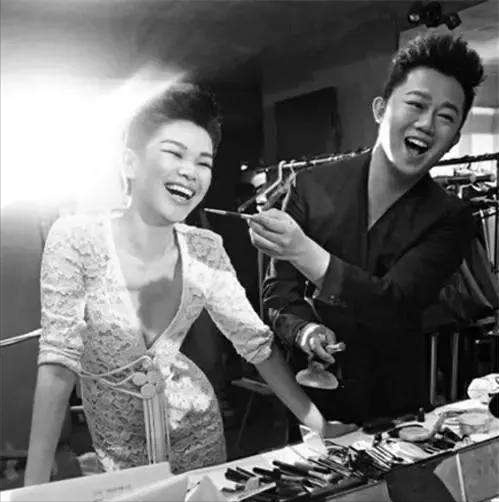 可想而知这张照片的冲击力, 尤其是它出自化妆大师李东田之手