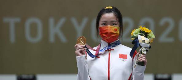 包脸|杨倩夺下奥运双金走红,她涂珍珠美甲戴黄发卡亮相,模样太可爱了