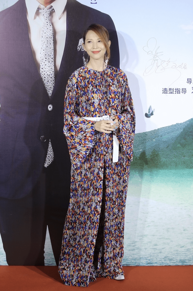 蔡少芬|蔡少芬换个发色美翻了,红色长发配斜肩连衣艳优雅温柔,妩媚动人