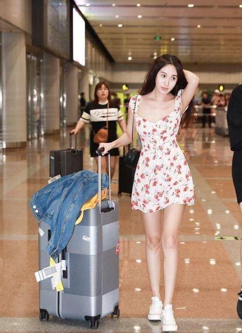 身材|33岁李菲儿依旧魅力十足，穿印花连衣裙秀身材，看着让人移不开眼