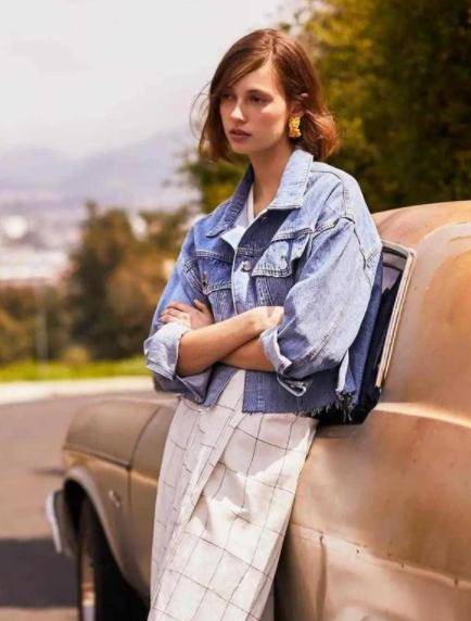 年轻人|宋丹丹扮嫩无敌了,蓝眼影配牛仔外套,和小鲜肉同框也没有违和感