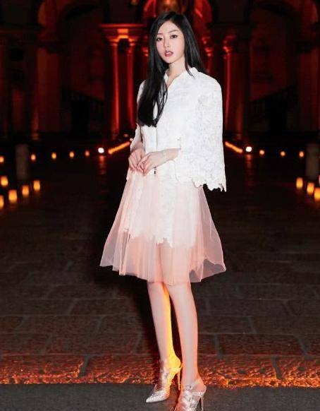 张天|张天爱的肉肉太懂事，身材匀称却有料，一袭透视纱裙秀出好曲线