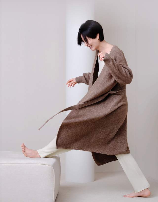 冬日|王菲复工后首个造型,换新发型变酷姐,瘦成麻杆却有一双小肉手