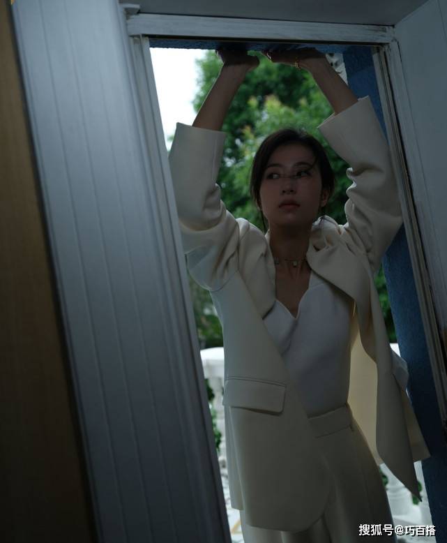 套装|周雨彤时尚感深得人心！穿超A套装不忘秀身材，打扮时髦又性感