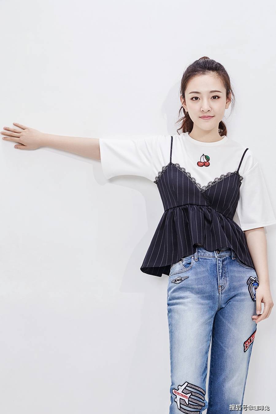 阳光|吴倩的时尚潮流时刻，满满的全是当代少女的气息，尽显阳光姿态