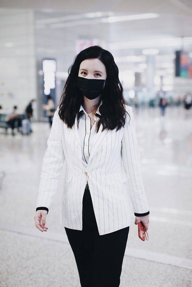 进行|张萌穿着打扮不像明星，好在气质优雅，穿“土潮妈妈裙”不减分