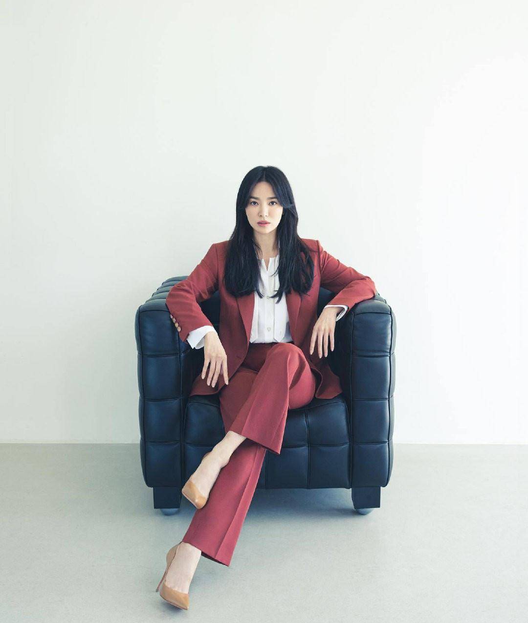 职场|“国民女神”宋慧乔最新写真，扎麻花辫少女感十足，重回18岁