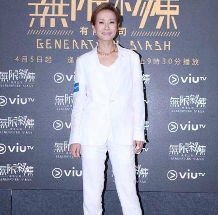 童真|58岁叶童真老了，穿连衣裙面黄肌瘦似大妈，同框大9岁老公似隔辈