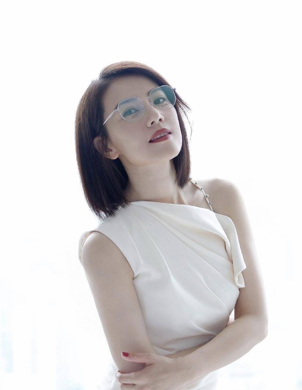 大气|高圆圆出席某活动,一身白色斜肩礼服简约时尚,气质优雅