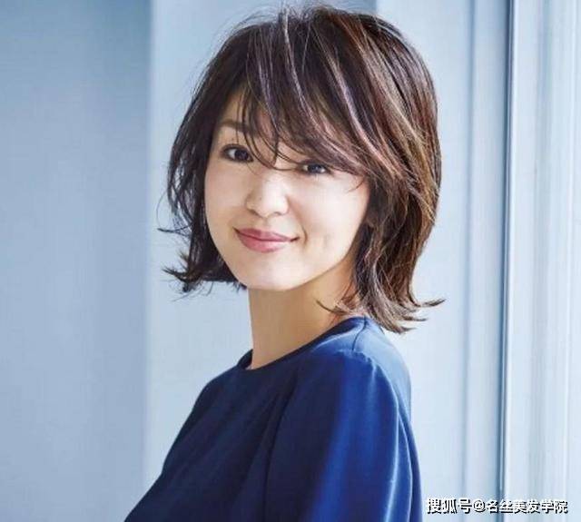 颜色|五六十岁的女人烫发，适当染一下更时髦，这三个发色推荐给你