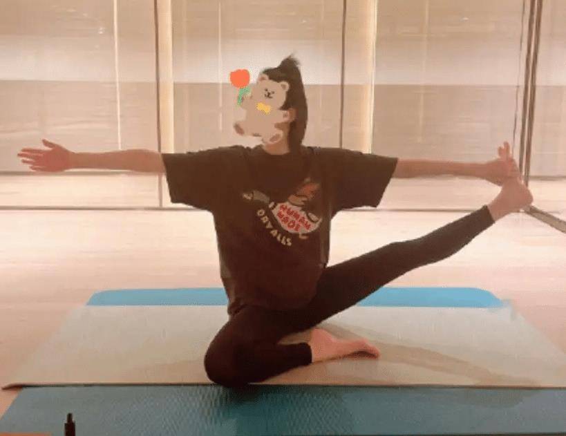 自律|32岁奚梦瑶在家养胎，日常不忘做瑜伽，自律运动的背后满是无奈