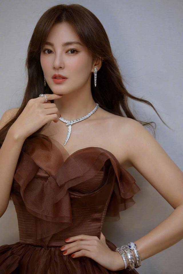 身材|张雨绮穿咖色抹胸薄纱裙真妩媚，露锁骨大秀时尚，纤细长腿惹羡慕
