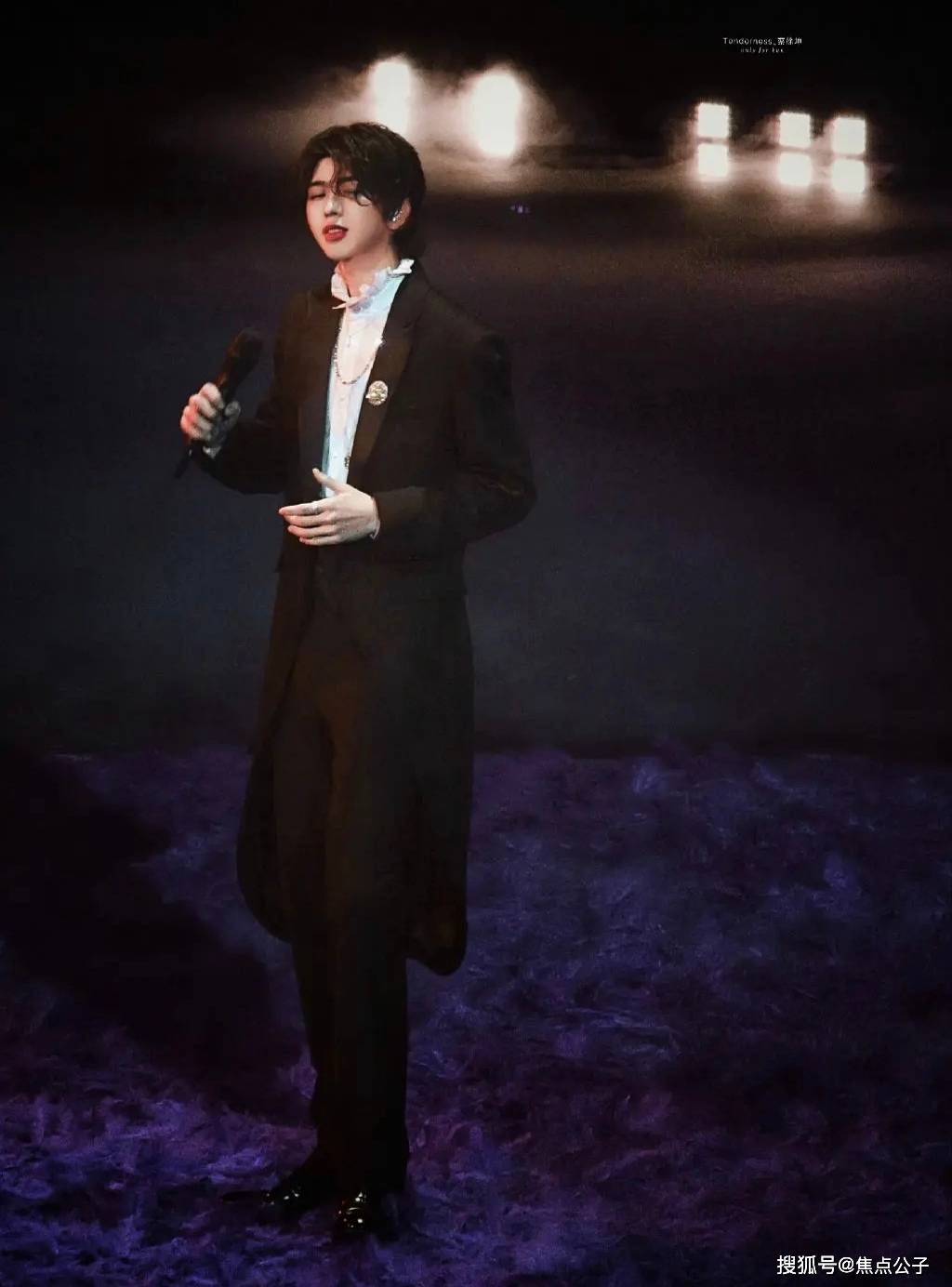 网友|人均高级设计师？蔡徐坤粉丝用纸巾做婚纱，追星也要内卷了吗？