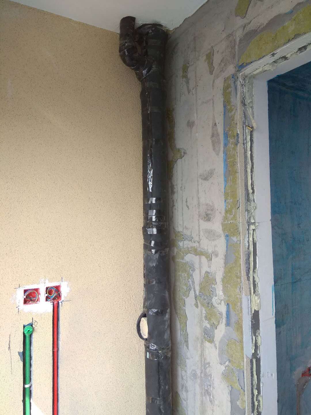 早知道花上一百块钱买一卷隔音棉,把整根排水管包裹起来.