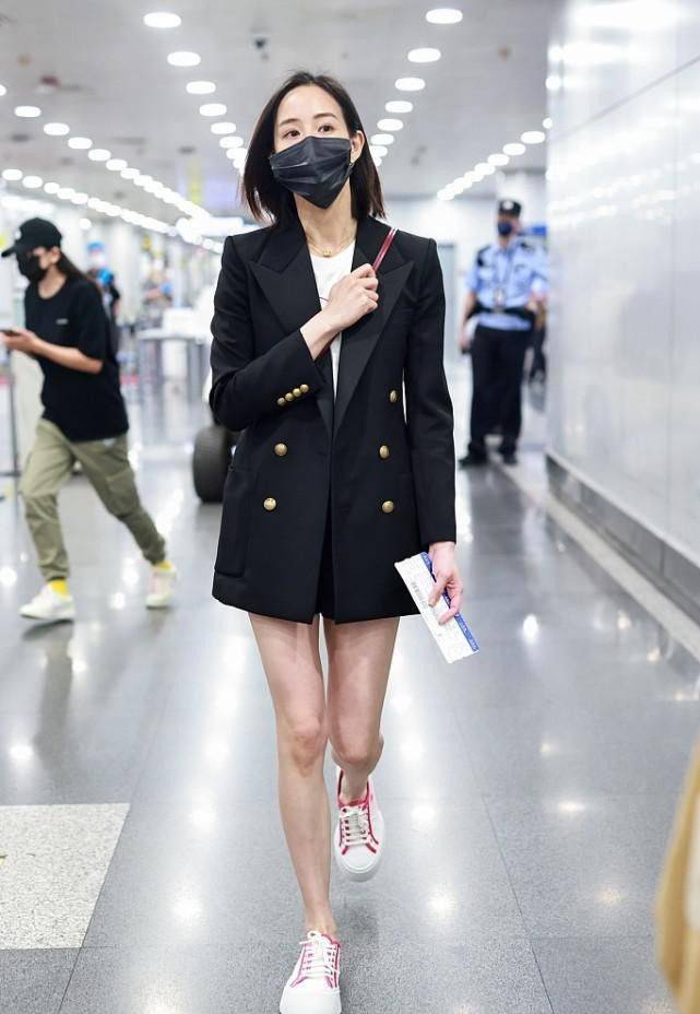 显得|有张钧甯的腿真不怕看，西装都穿成下衣失踪，配运动鞋好似学生妹