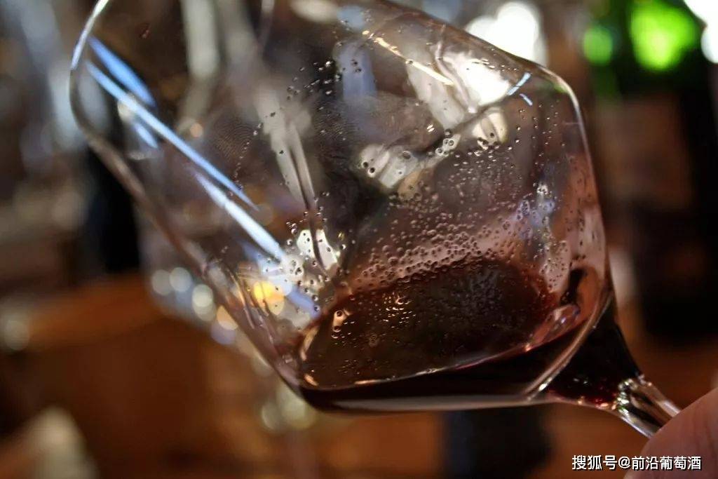 气泡|葡萄酒观色识酒进阶，通过葡萄酒澄清度和发泡性识别葡萄酒！