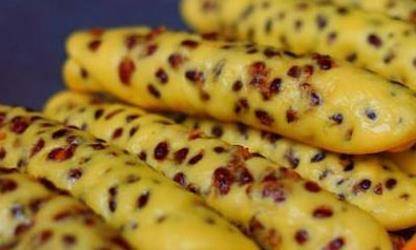 补充|小伙子在街头卖“早餐”，一个2块钱，食客排队购买！