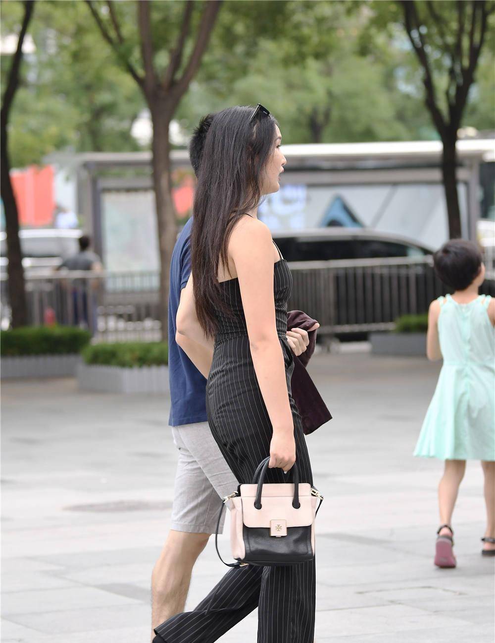 身材|黑色竖条格连衣裤,搭配尖头细跟短靴,适合气质女生穿搭