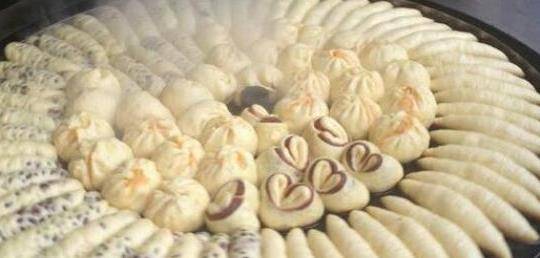 补充|小伙子在街头卖“早餐”，一个2块钱，食客排队购买！