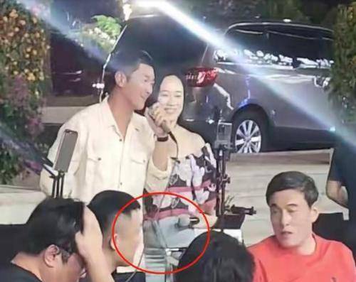 杜江太|霍思燕也太会穿了，穿紧身裤也掩盖不住肚腩，跟杜江太有夫妻相了