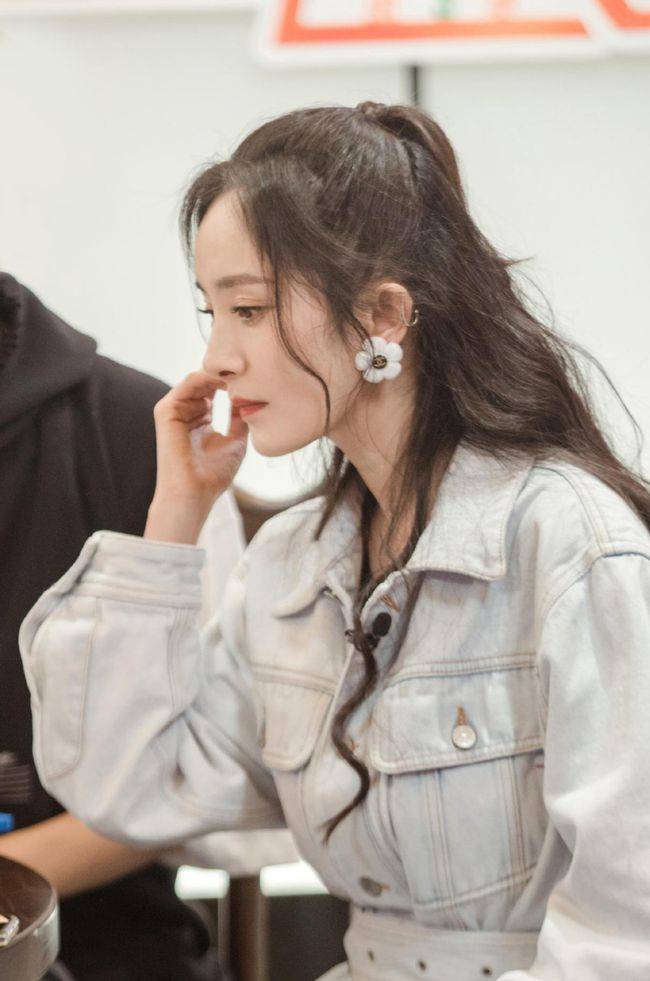 中性|“少女感”给杨幂太多自信，紧身牛仔裙都敢穿，但过膝长靴最抢镜