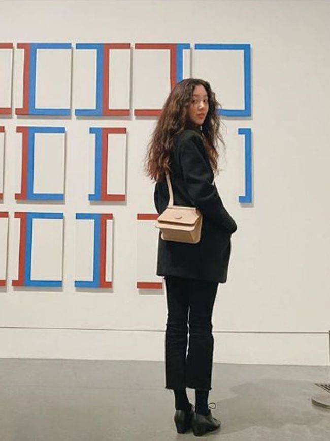 显高|郑丽媛米色风衣配碎花裙，画风舒适太治愈！