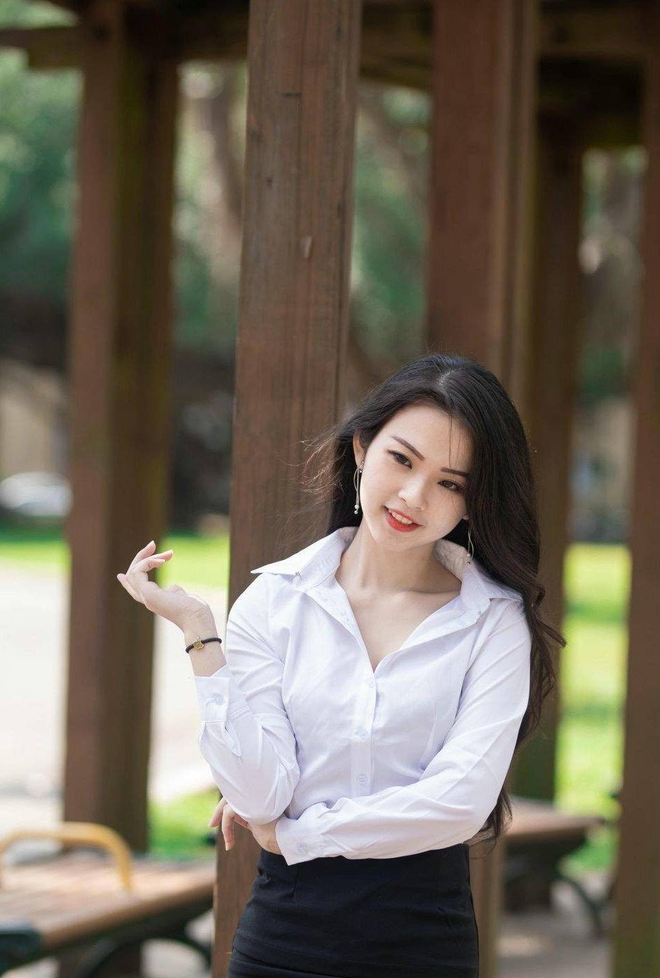 短裙|包臀短裙搭配白色衬衫，是非常百搭的职场穿搭，简洁大方又时尚