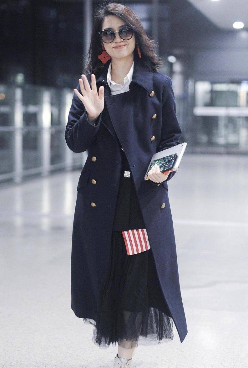 洪欣美|又被洪欣美到了,穿大红色V领吊带裙时髦精致,端庄成熟真有气质