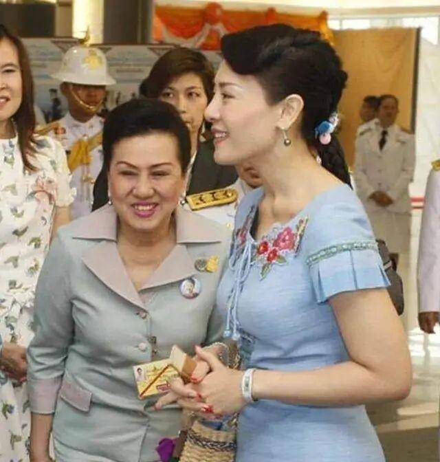 魅力|西拉米身穿蓝色衬衫好气质!被废多年仍受宠爱,模样可人身段好