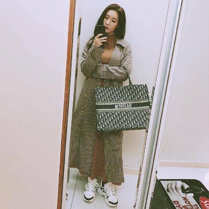 身材|李宣美越来越高调，不穿短裤穿连衣包臀裙，完全被她的身材抢了镜