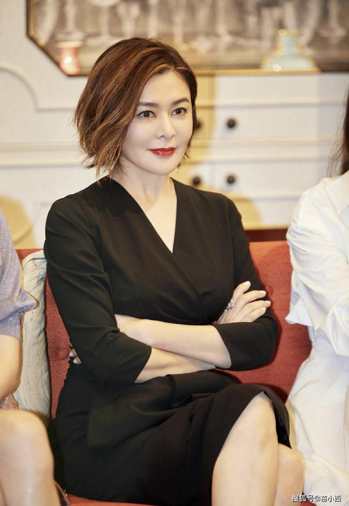 女神|关之琳才是不老女神，穿印花套裙时髦减龄，完全不像大婶辈的女人