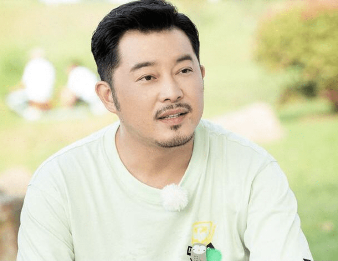 胡可|老婆名气比他大,43岁“长相老土”的他为何如此受综艺节目欢迎??