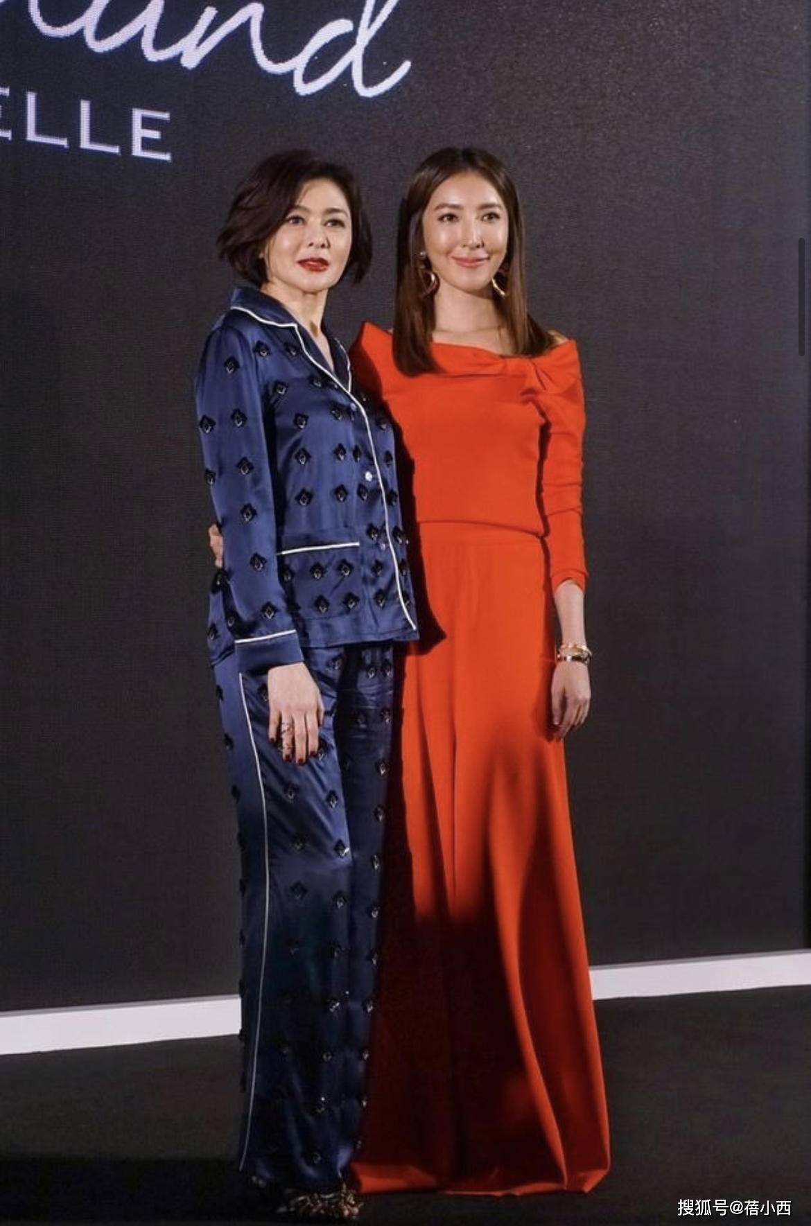 女神|关之琳才是不老女神，穿印花套裙时髦减龄，完全不像大婶辈的女人