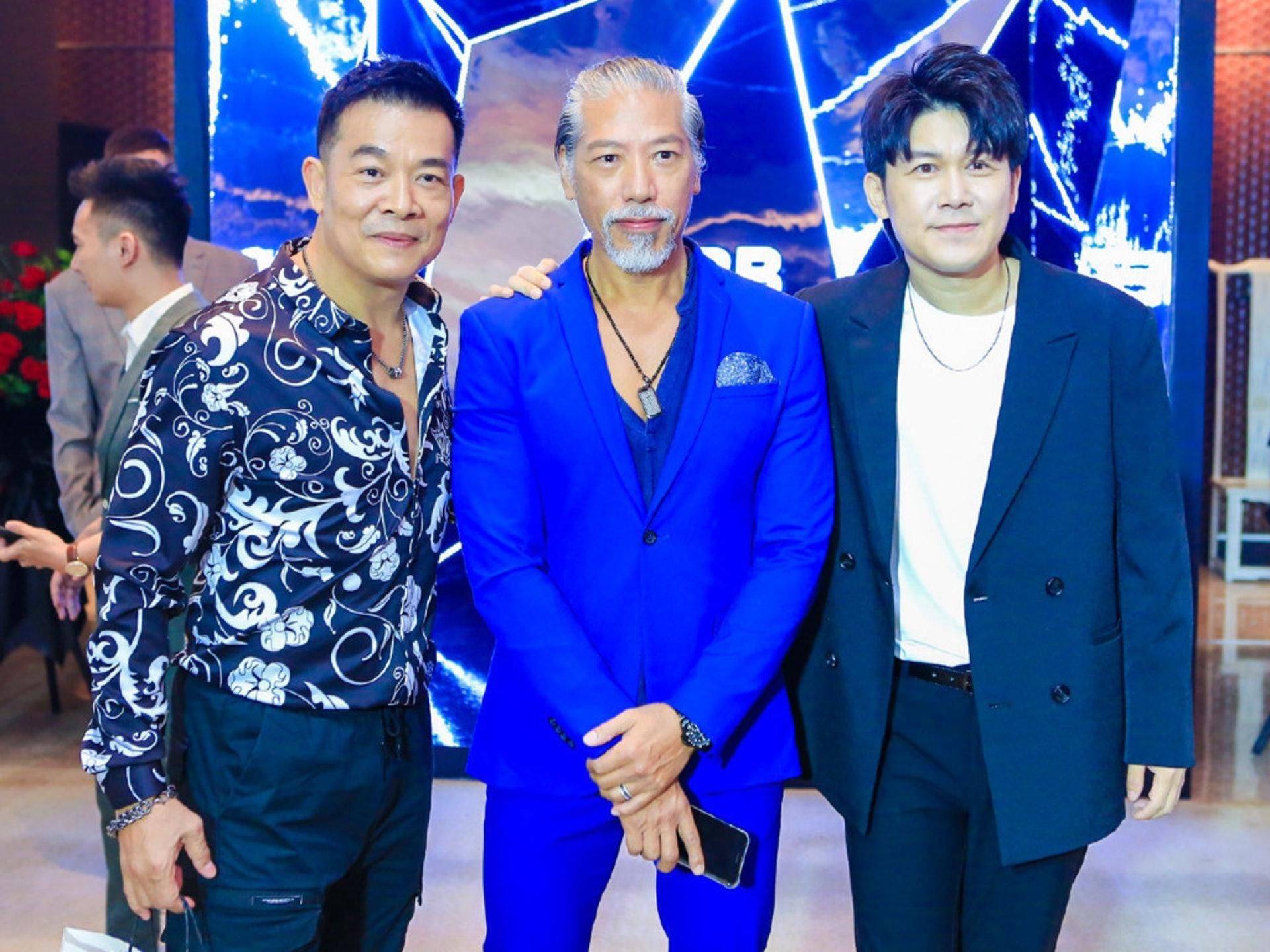 原创五十八岁张耀扬头发全白肌肉发达精神好和郑浩南见面相谈甚欢