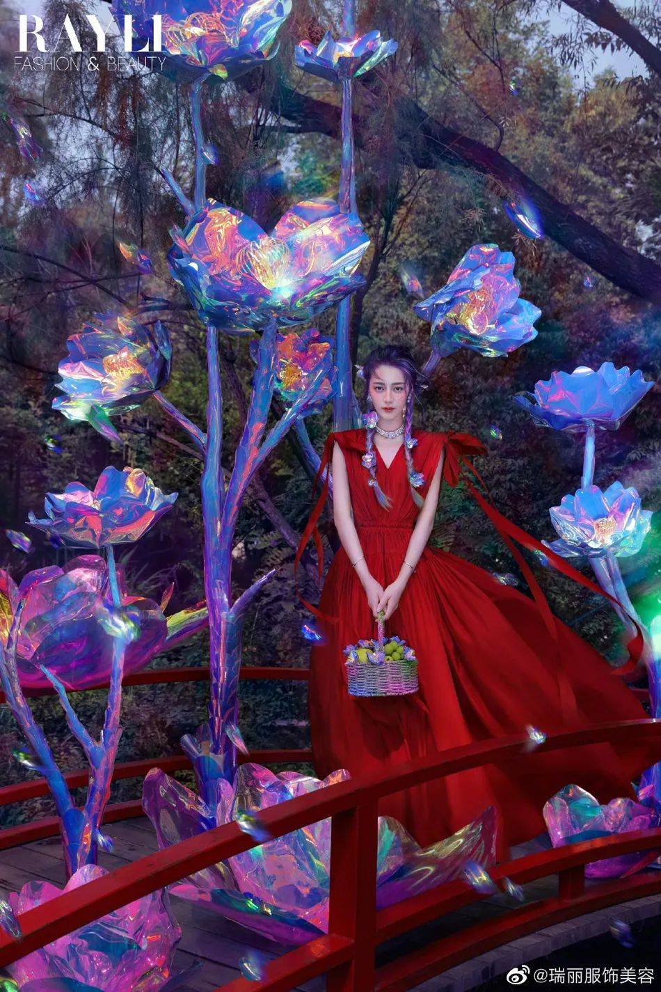 迪丽热巴|迪丽热巴置身奇境浓妆艳抹很撩人！雪肤玉貌太性感美艳