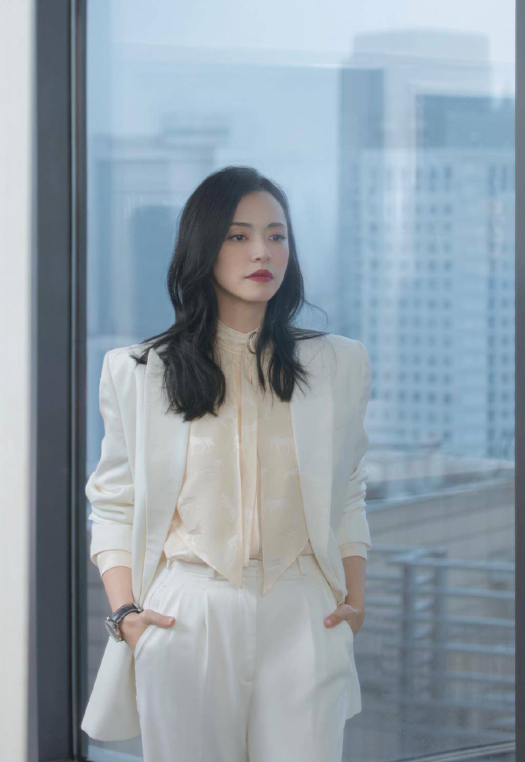 缺点|姚晨出席活动被怼脸拍，精修图和生图比差距大，169身材仍是惊艳