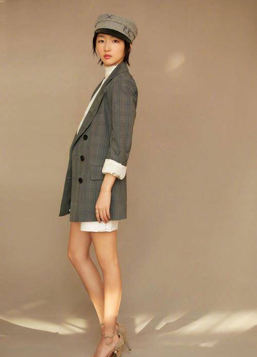 周冬雨|周冬雨真厉害，162的身高穿西装又帅又美，戴贝雷帽嫩回18岁