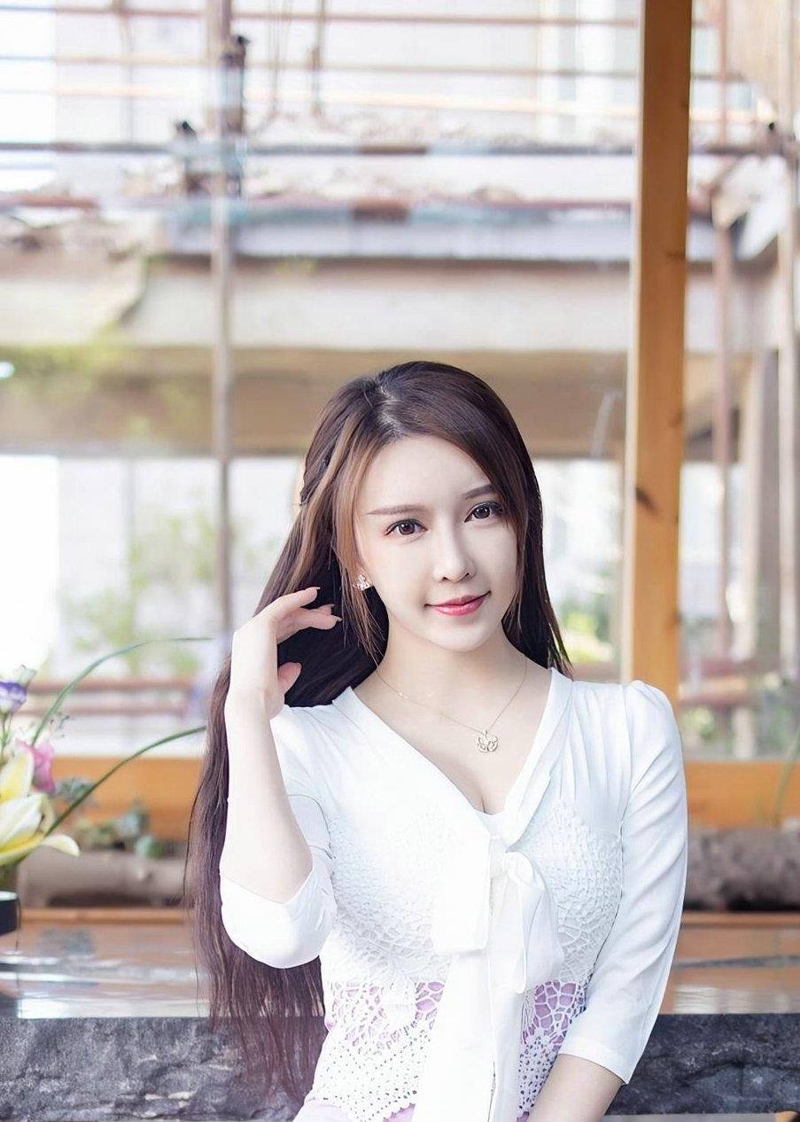 身材|女生都钟情于牛仔裤，搭配无袖针织衫，休闲有型美丽又成熟