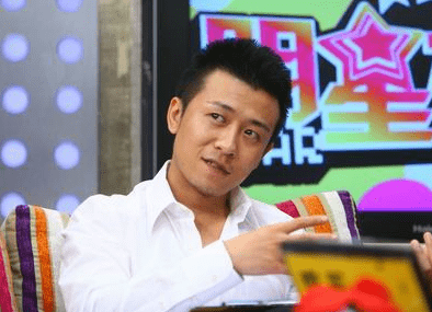 亲妈是导演,干妈也是导演,18年没捧红他,娶媳妇改名后火了