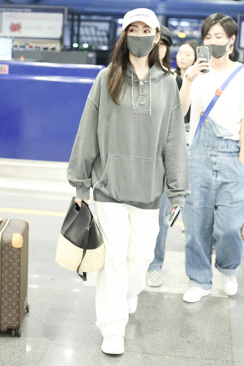 黑色|女神张天爱不仅颜值身材绝佳，穿搭风格也是百变且养眼