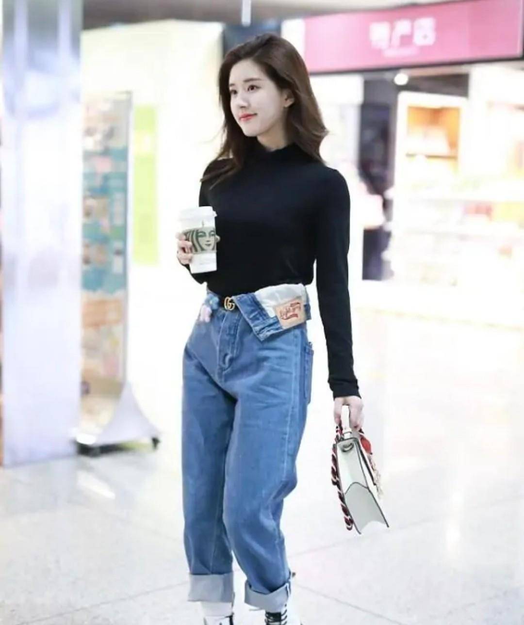 赵露思|赵露思是颜值天花板,穿短款外套配紧身牛仔裤,掩盖不住明星气质