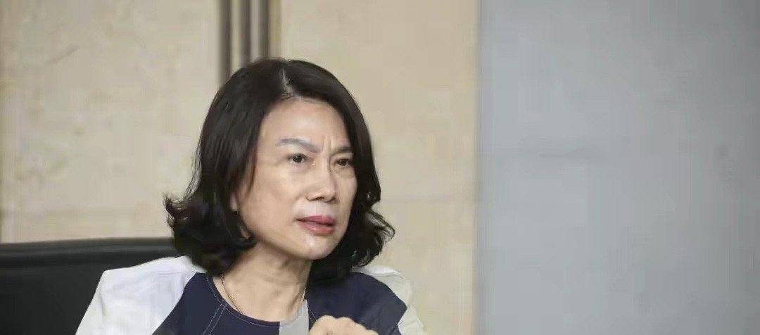 服装|董明珠现在好时髦!红内搭配高腰裤还玩叠穿,只是裤子太皱减了分