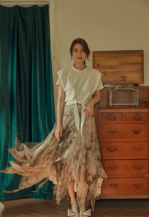 黑色|洪欣也太时髦了吧！黑色西装穿出满满活力感，49岁老阿姨嫩成少女