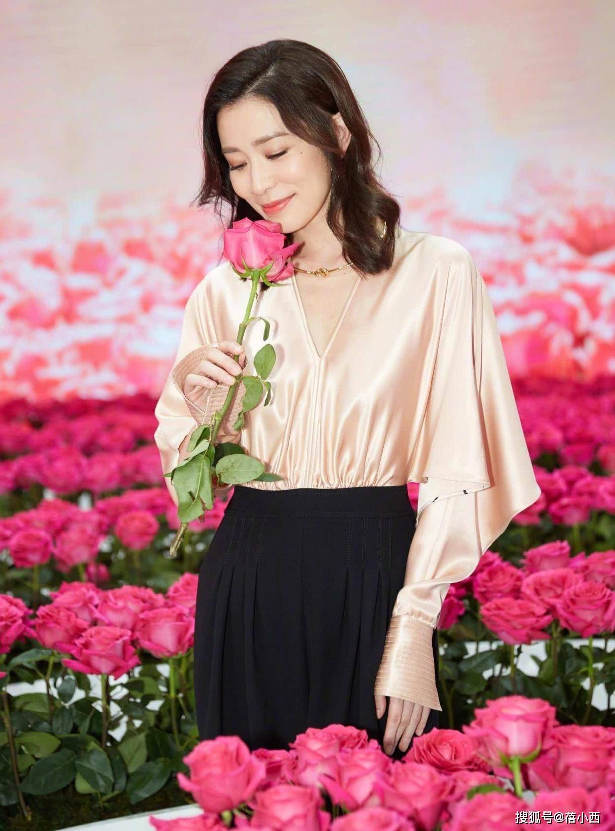 亮点|佘诗曼气质在根本不用扮嫩,穿T恤配阔腿裤走机场,哪像75年的?